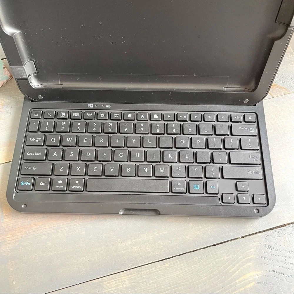 Rocketfish iPad 2 Keyboard Capsule Model No. RF-iCap14 Black USB Cord Included